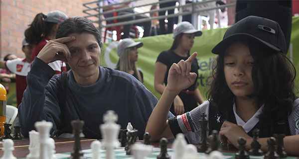 https://festivaldefestivales.com/wp-content/uploads/2018/01/1.-Historia-Julian-Ochoa-sobre-Santiago-Ospina-de-ajedrez.jpg