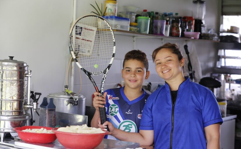 Madre e hijo fortalecidos por su amor al tenis