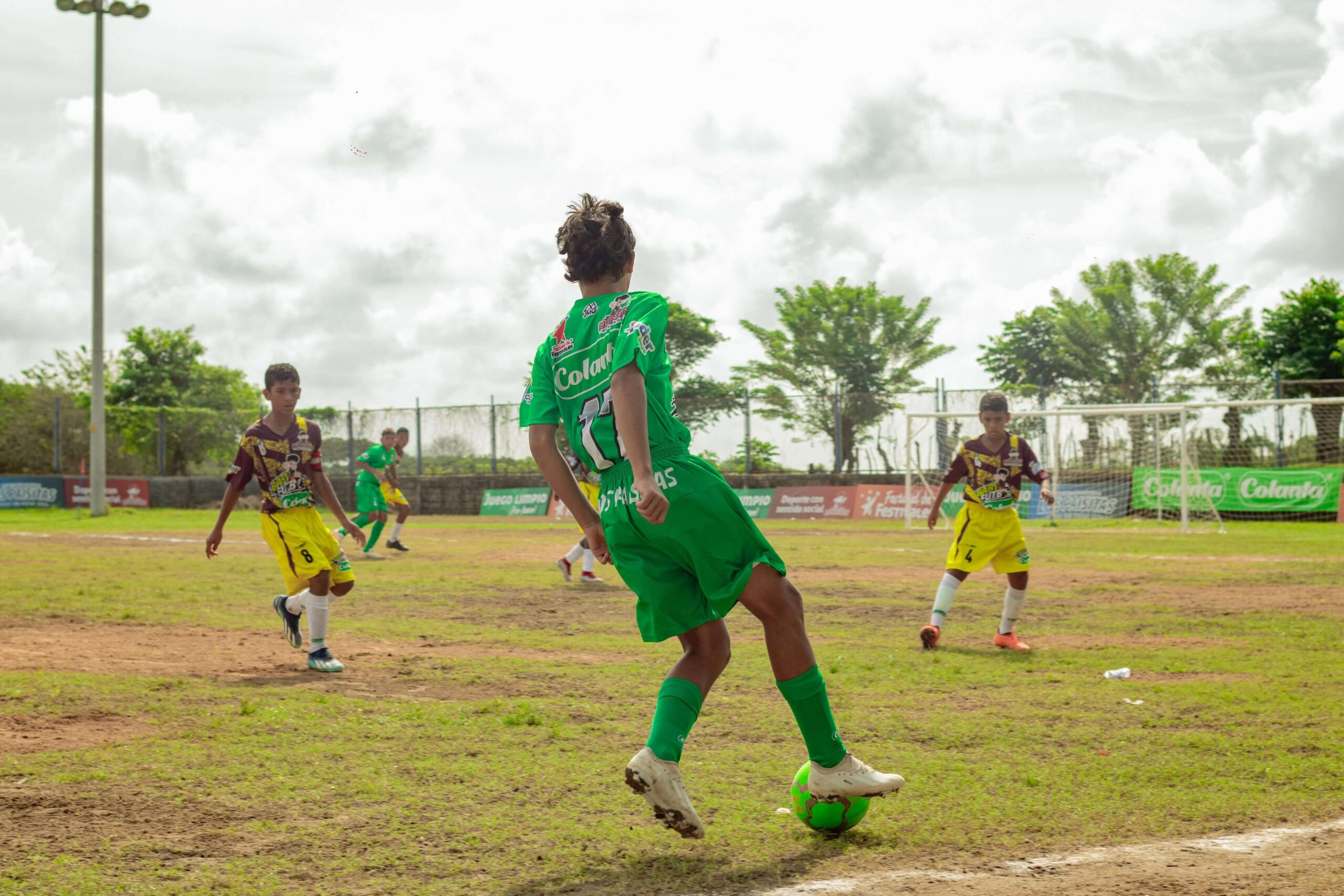 https://festivaldefestivales.com/wp-content/uploads/2024/10/santa-marta-se-vista-de-babyfutbol-colanta-2024-2025-scaled.jpg