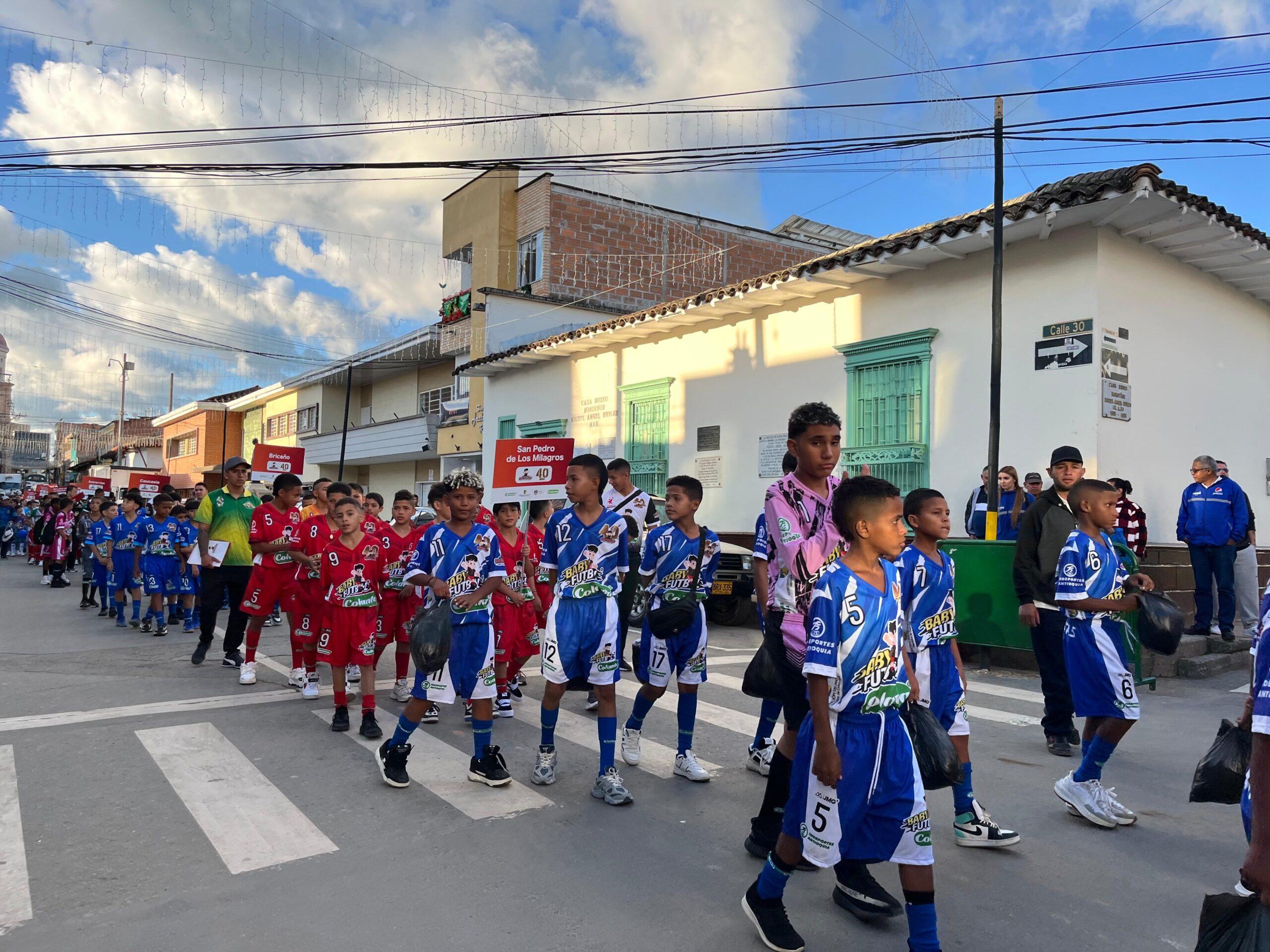 https://festivaldefestivales.com/wp-content/uploads/2024/11/santa-rosa-de-osos-babyfutbol-colanta-desfile-scaled.jpeg